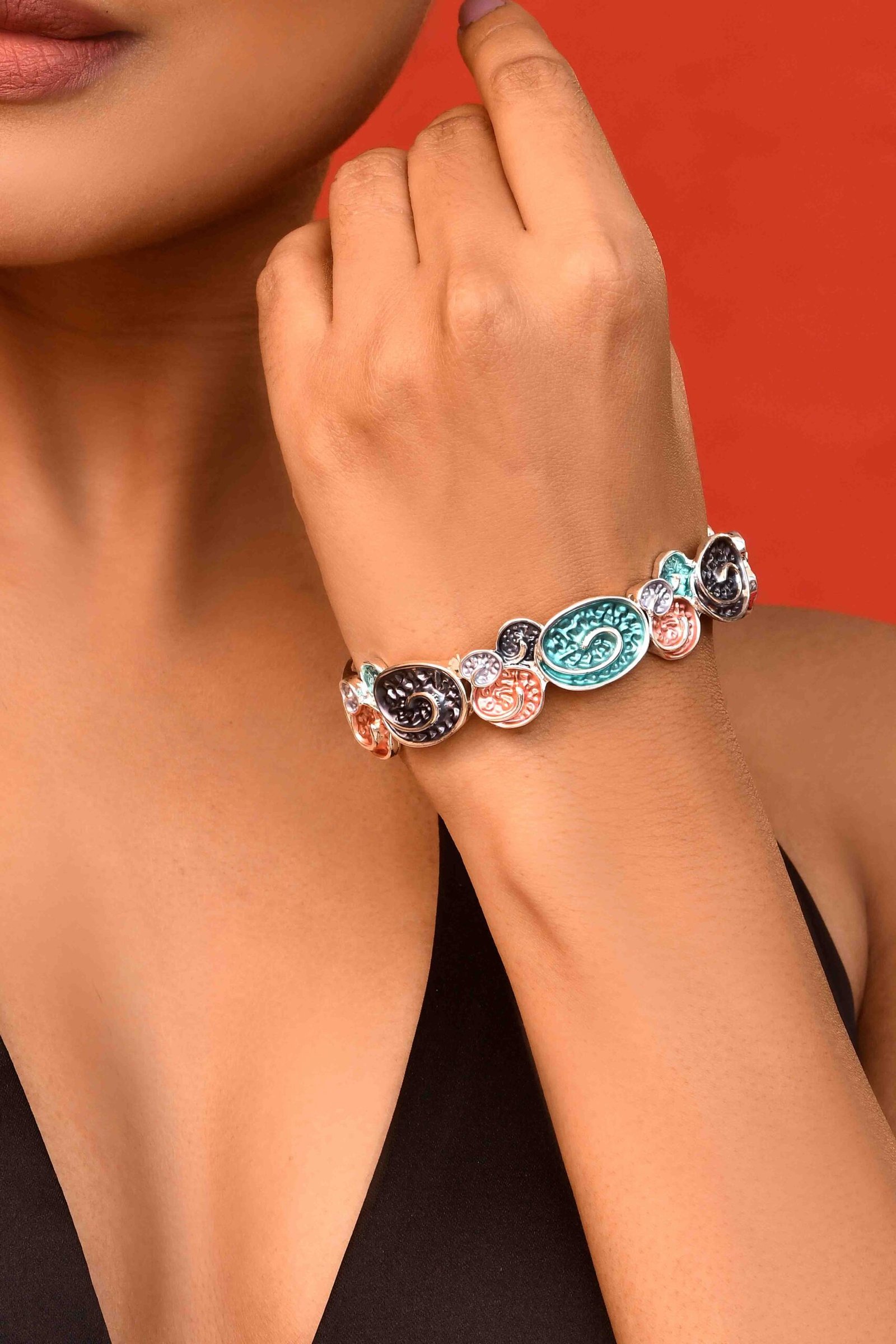 UNIHLC Paisley Twist Bangle - Image 2