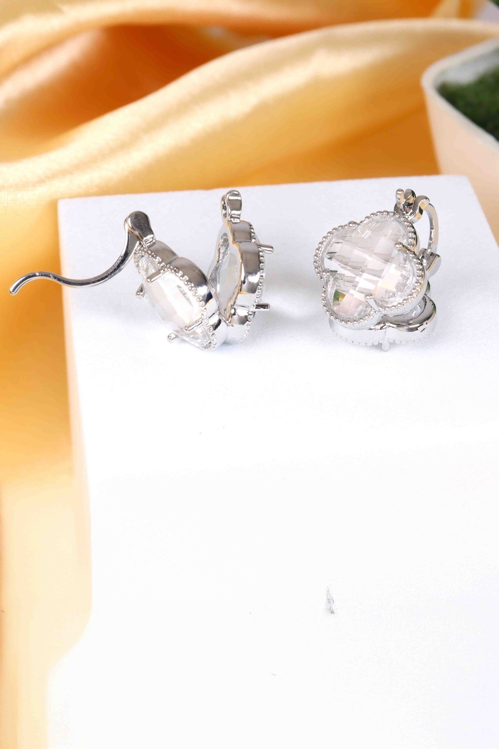 UNIHLC Crystal Clover Earrings - Image 4