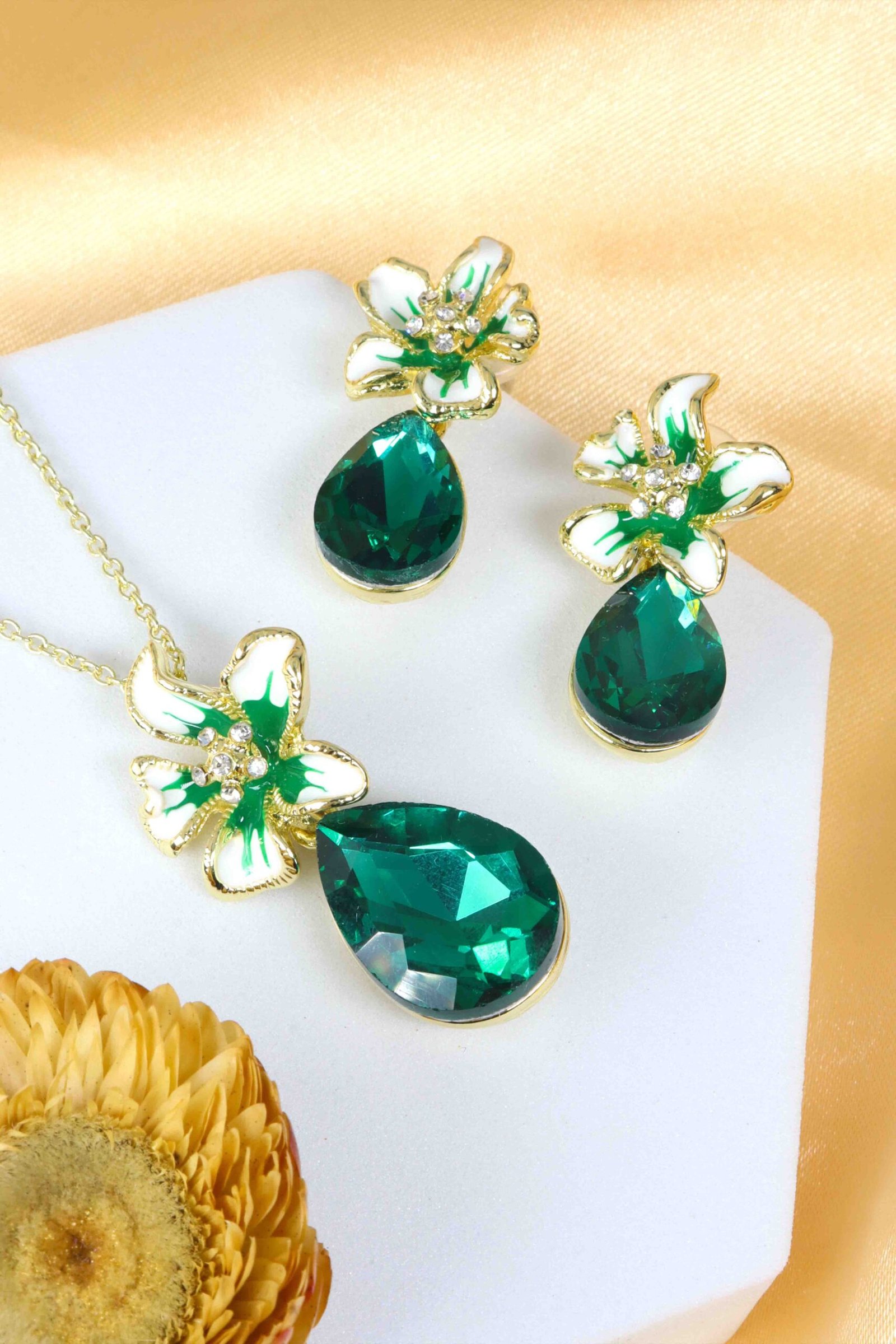 UNIHLC Emerald Bloom Pendant Set - Image 4