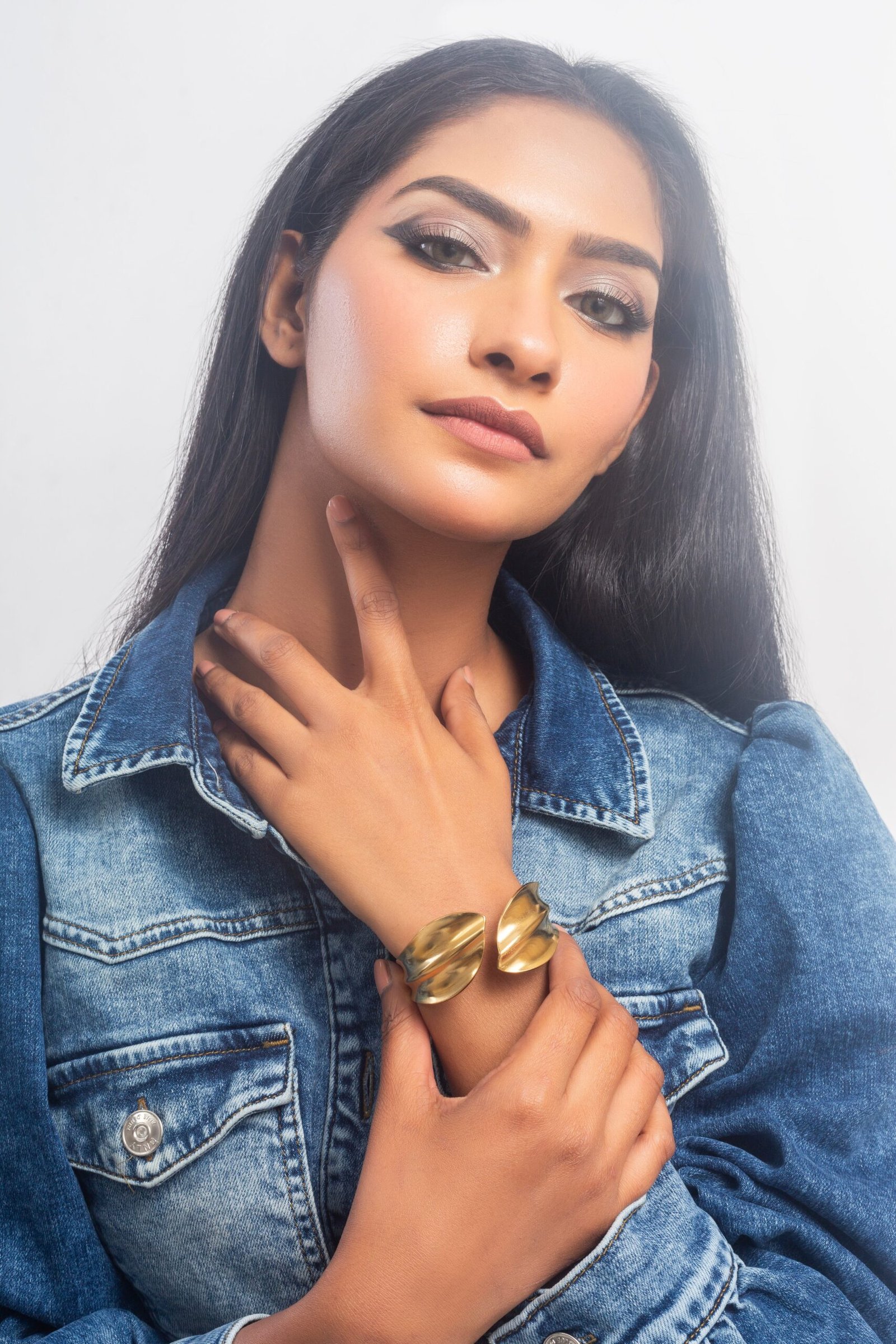 UNIHLC Gold Plated Leaf Cuff Bracelet - Image 4