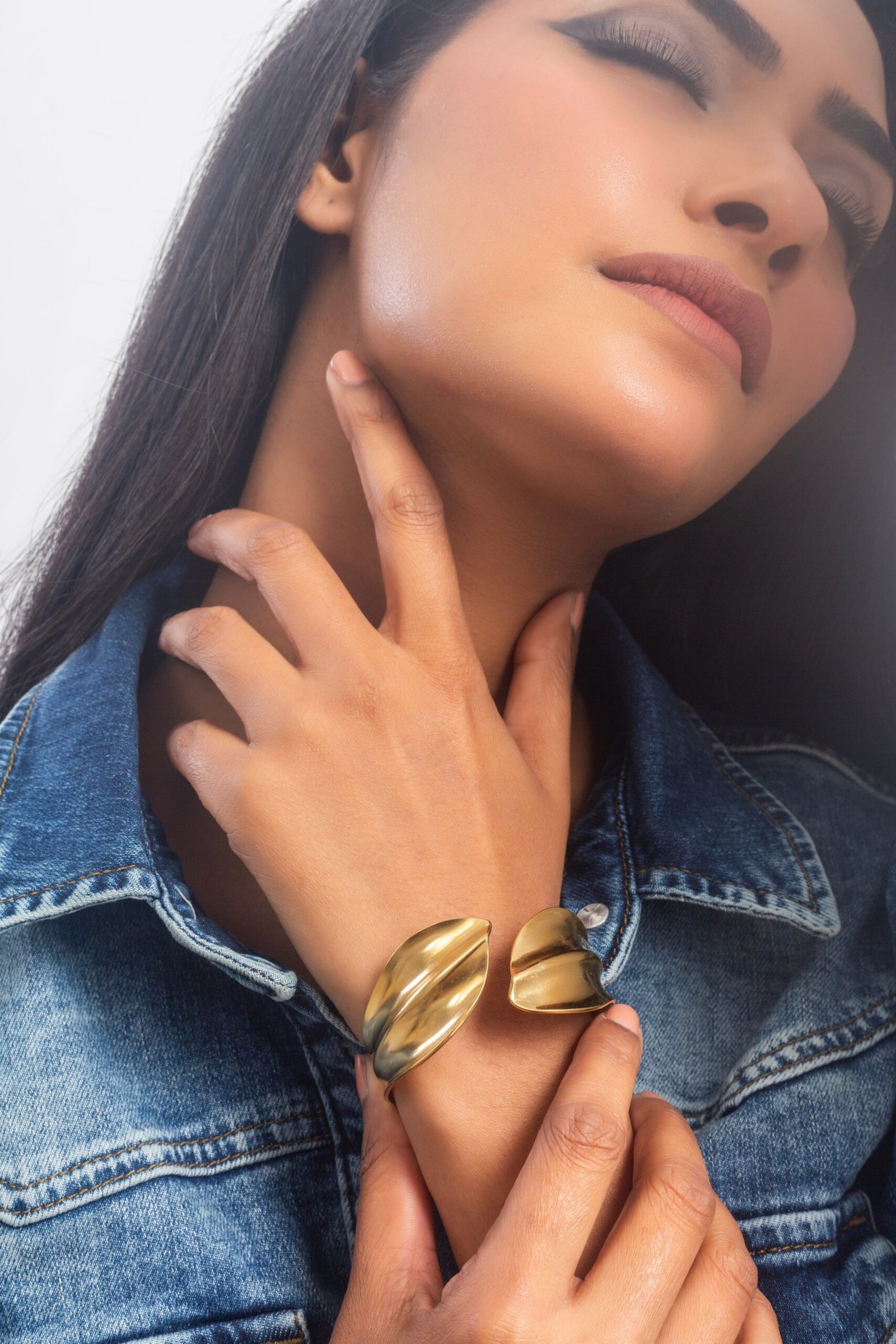 UNIHLC Gold Plated Leaf Cuff Bracelet - Image 3