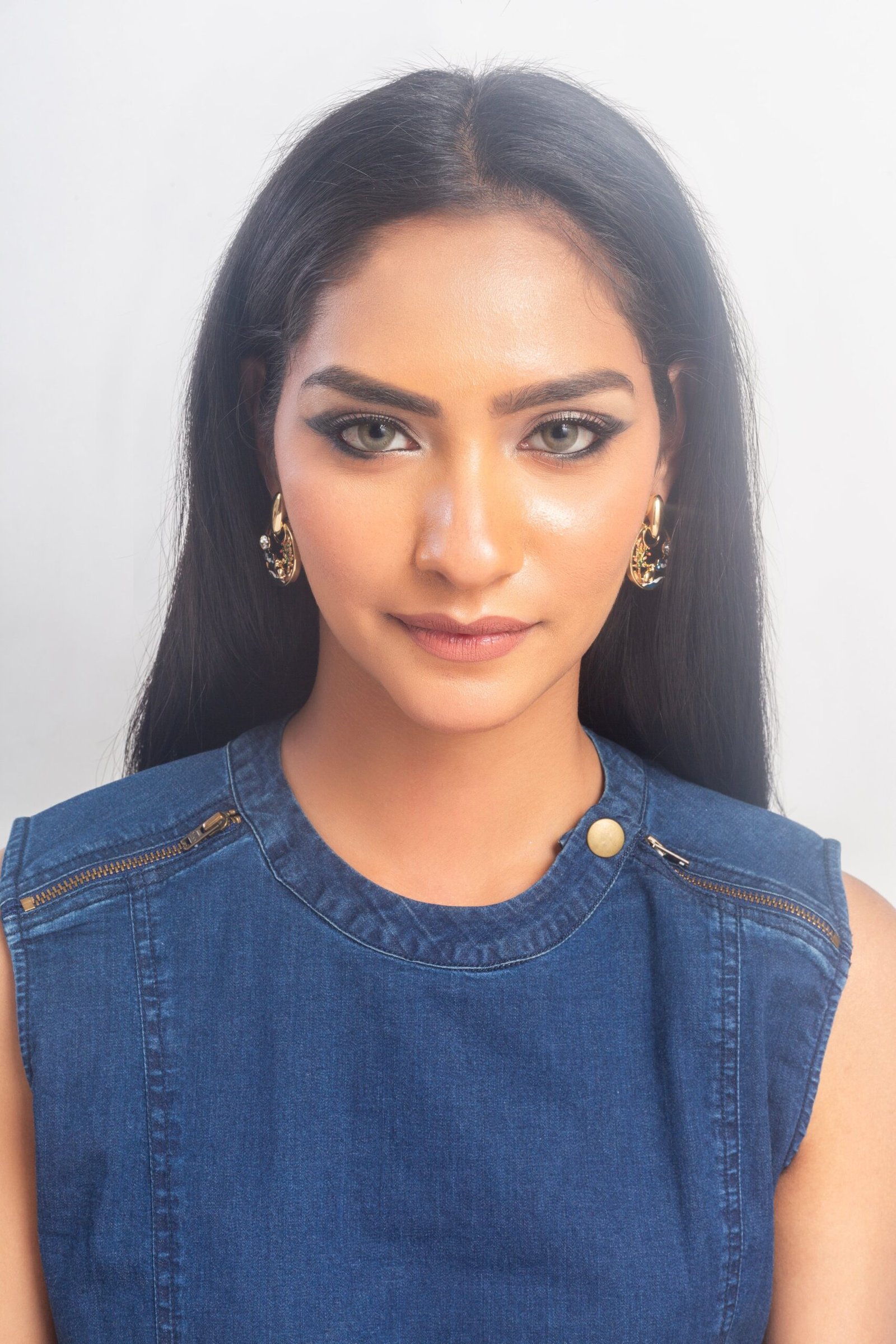 UNIHLC Gold Tone Earrings - Image 4