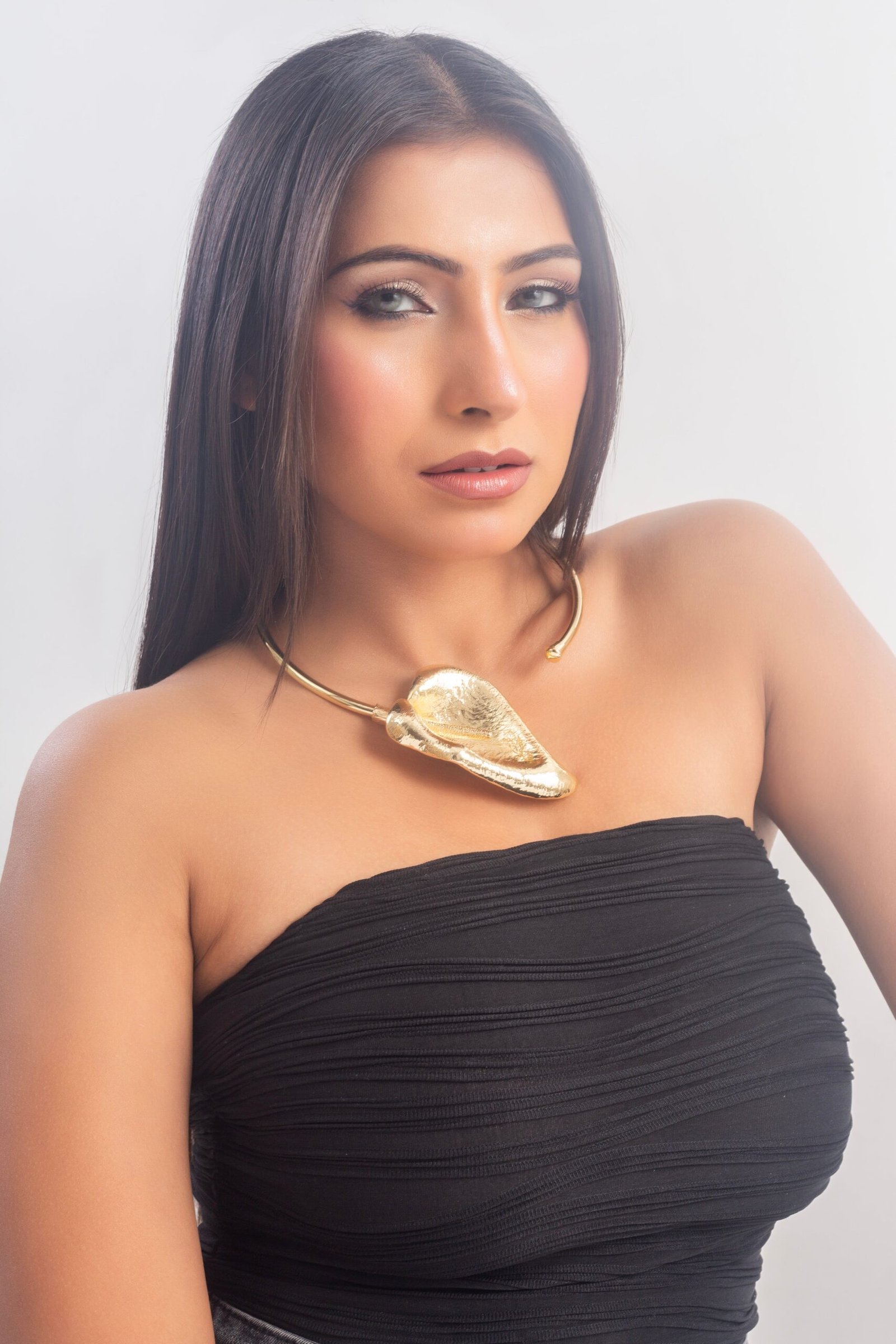 UNIHLC Stylish Leaf Necklace - Image 4