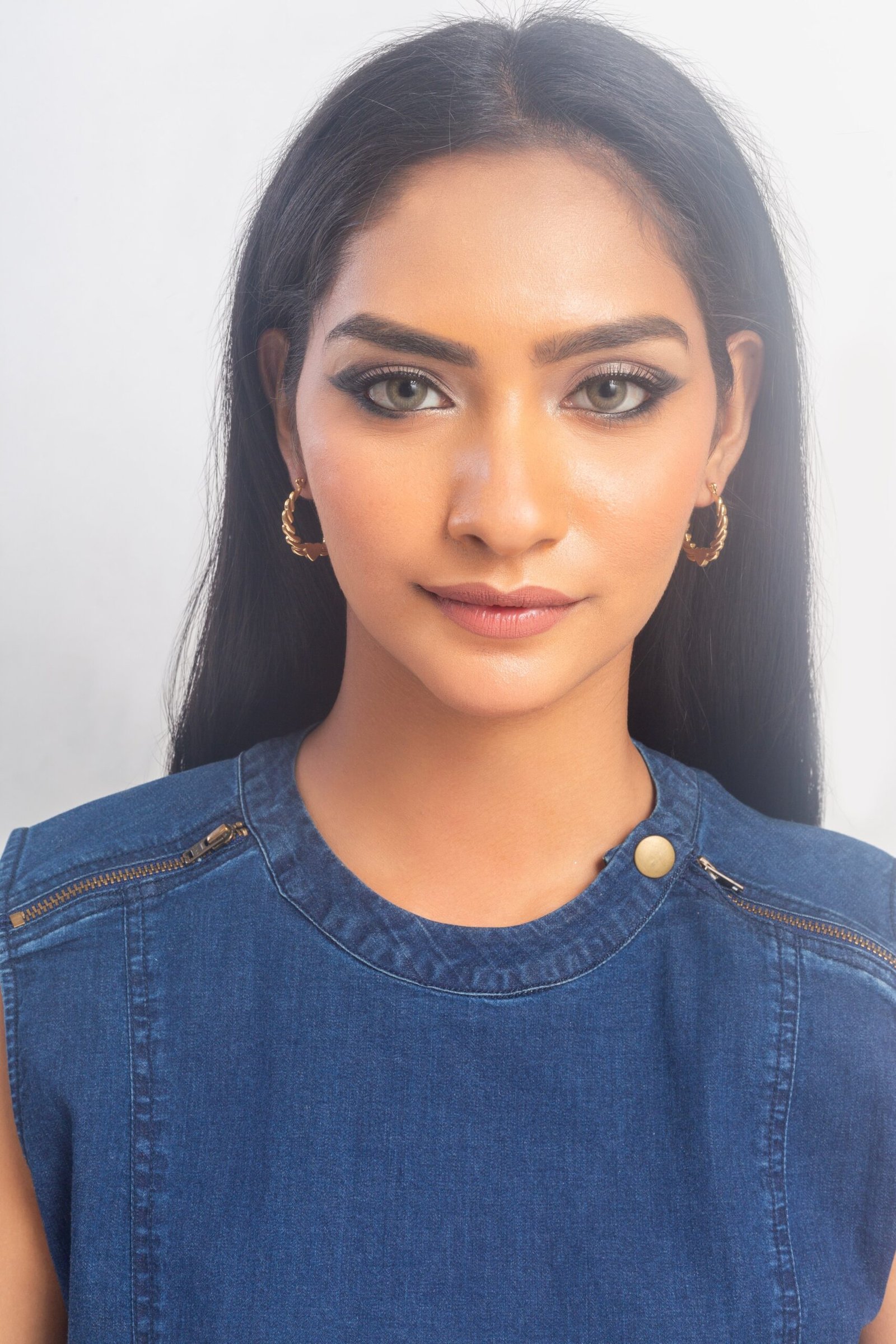 UNIHLC Twisted Gold Hoops - Image 4