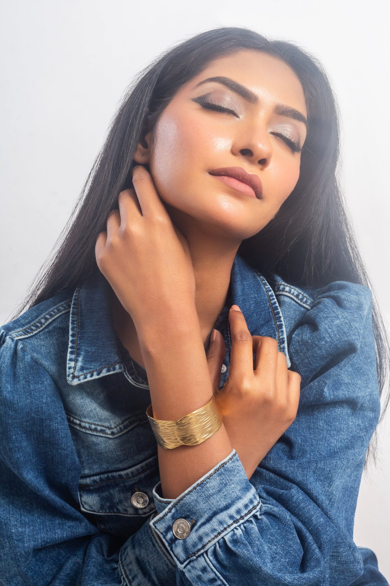 UNIHLC Golden Plated Cuff Bracelet - Image 4