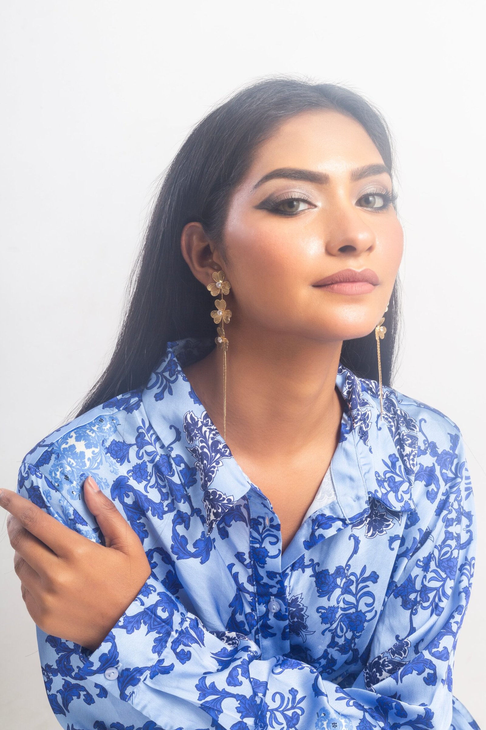 UNIHLC Golden Petal Earrings - Image 4