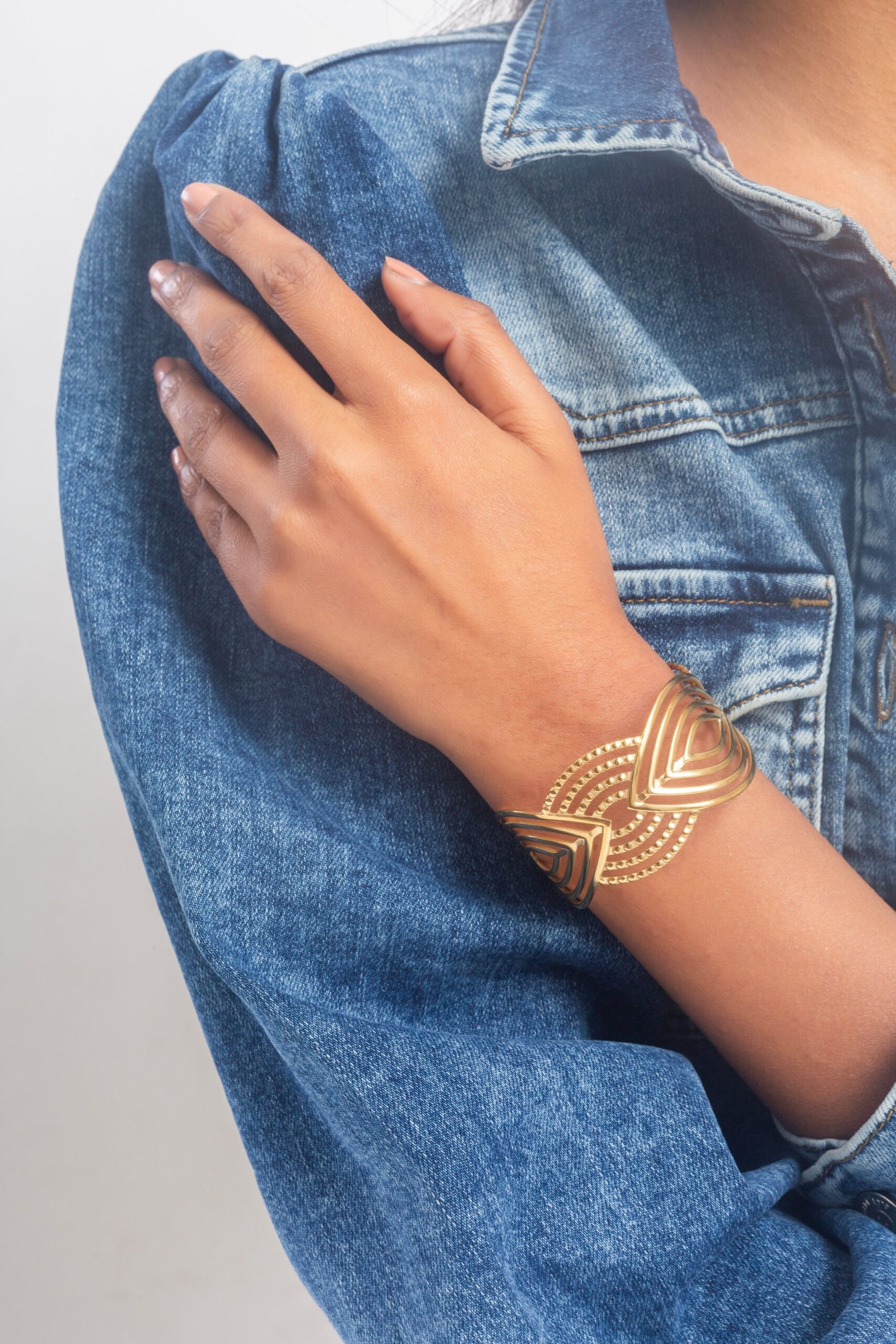 UNIHLC Golden Orbit Cuff Bracelet - Image 2