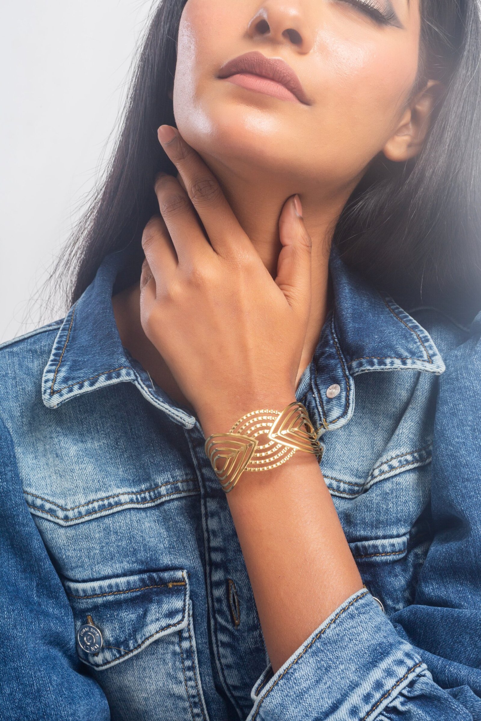 UNIHLC Golden Orbit Cuff Bracelet - Image 3