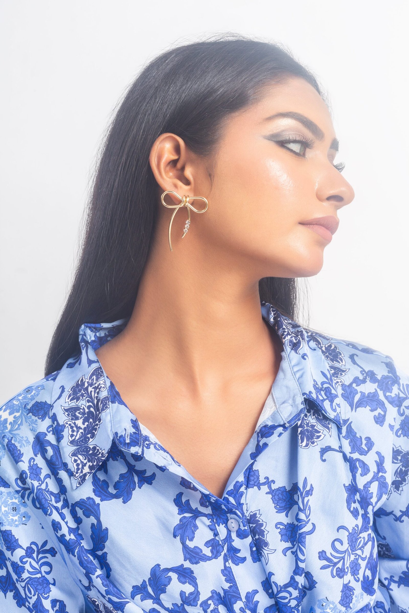 UNIHLC Golden Bow Earrings - Image 2