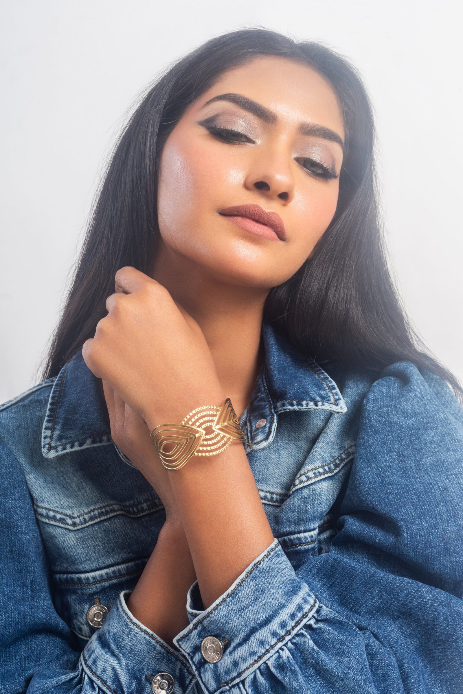 UNIHLC Golden Orbit Cuff Bracelet - Image 4