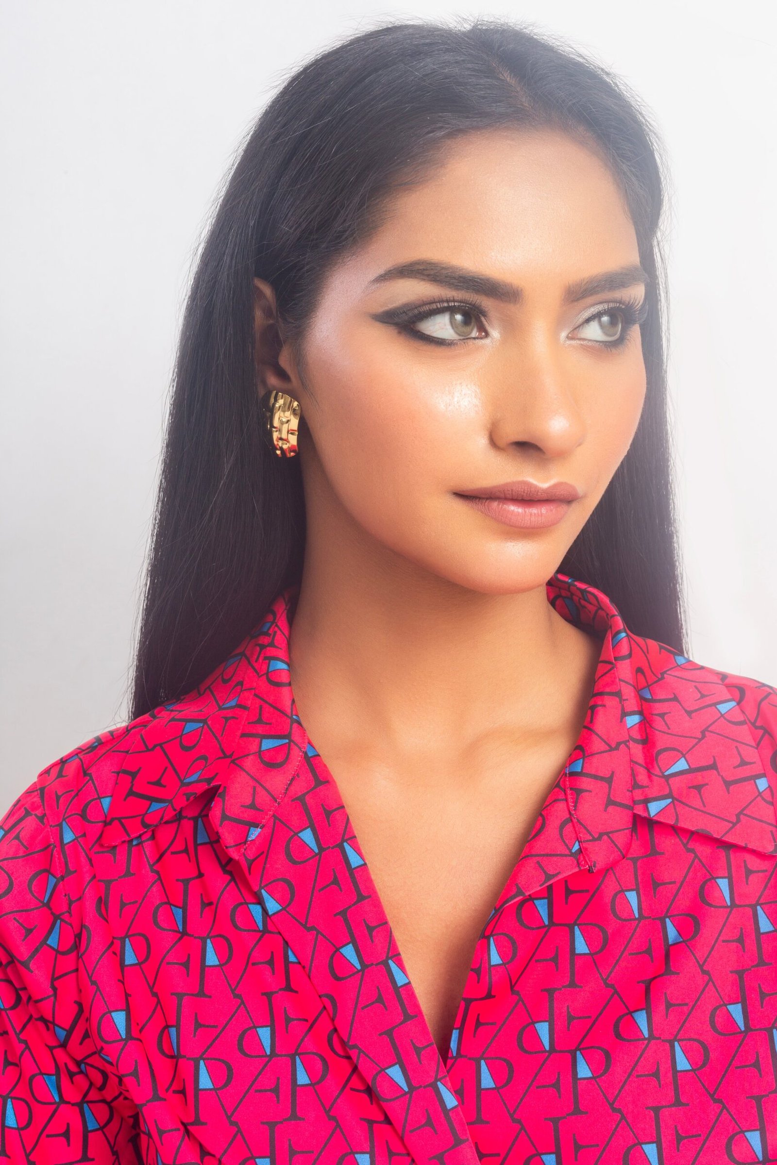 UNIHLC Gold Square Earrings - Image 4