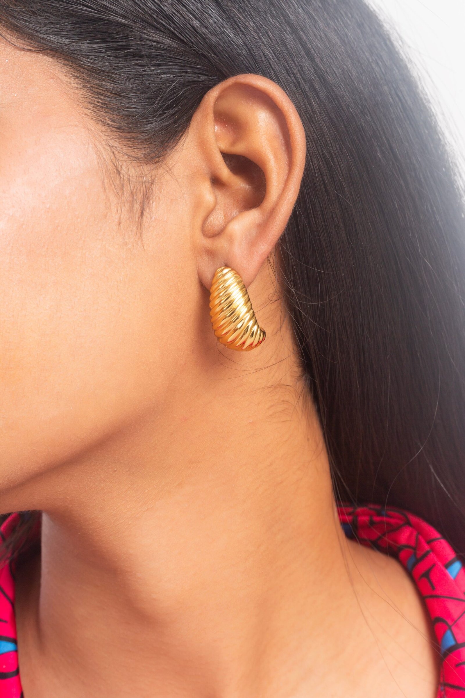 UNIHLC Golden Shell Studs