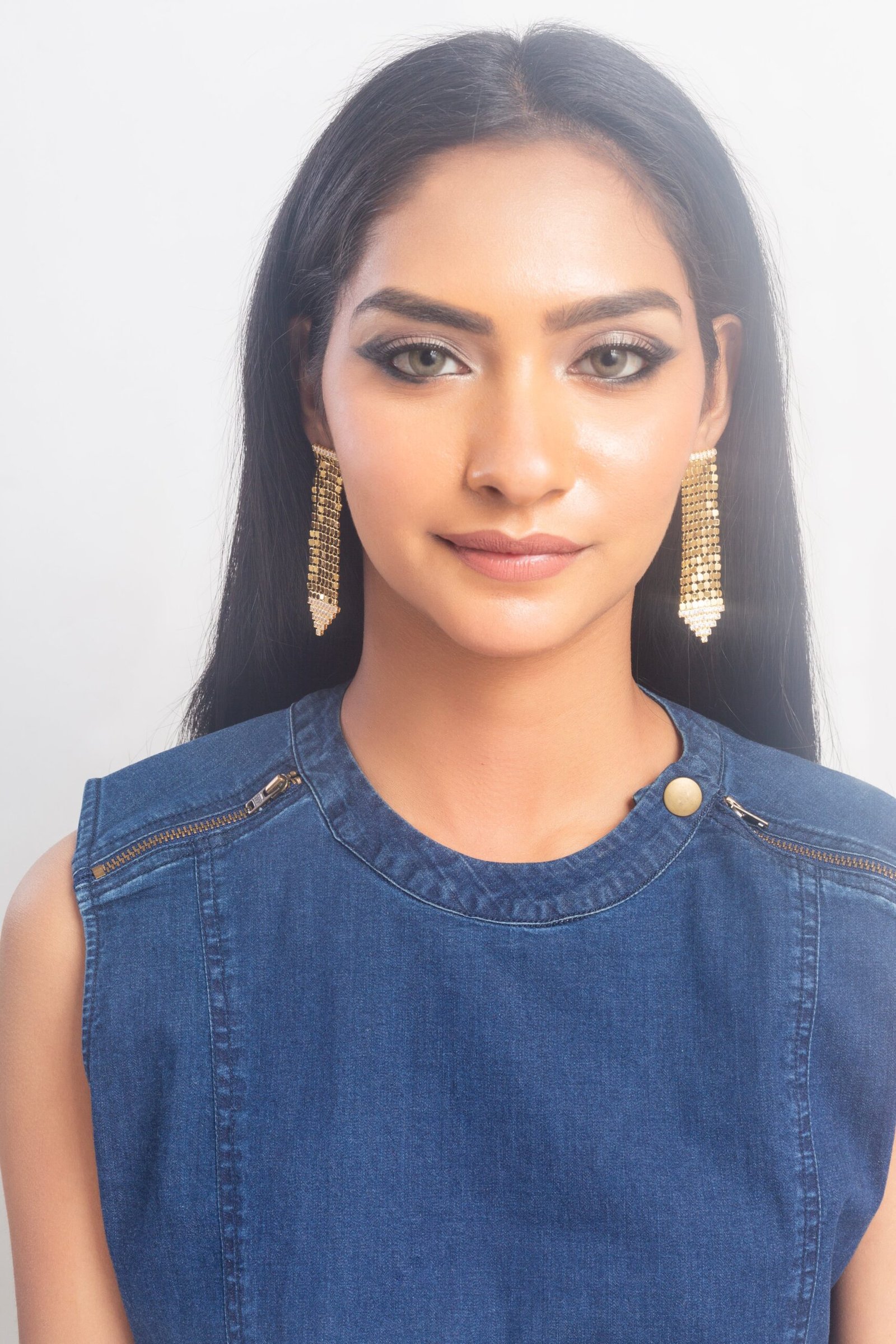 UNIHLC Gold Dangling Earrings - Image 4