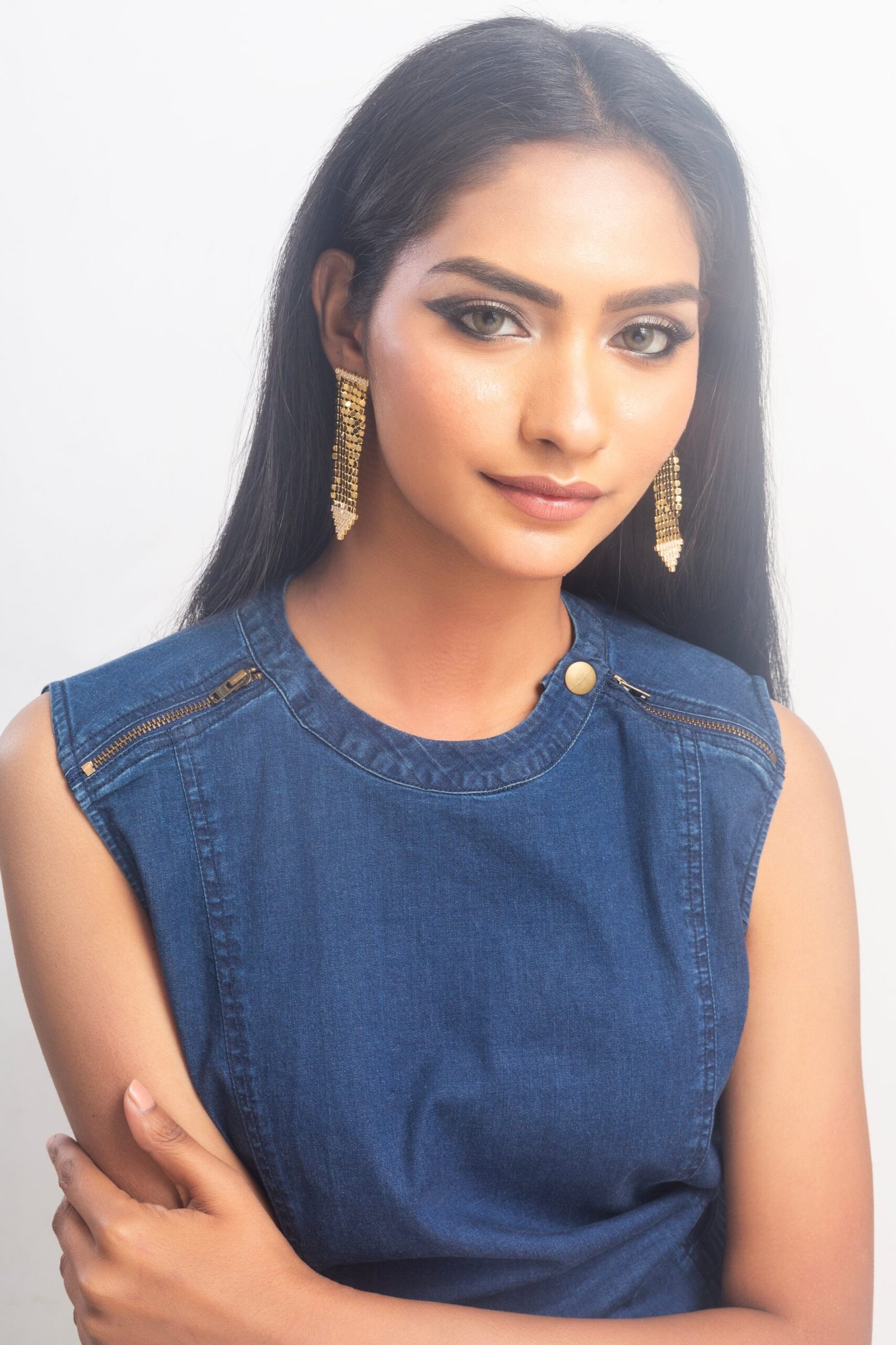 UNIHLC Gold Dangling Earrings - Image 3